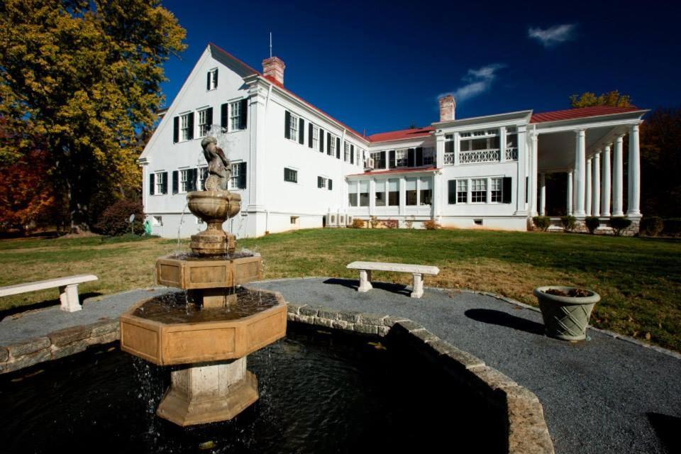 Отель Historic Rosemont Manor Berryville Экстерьер фото
